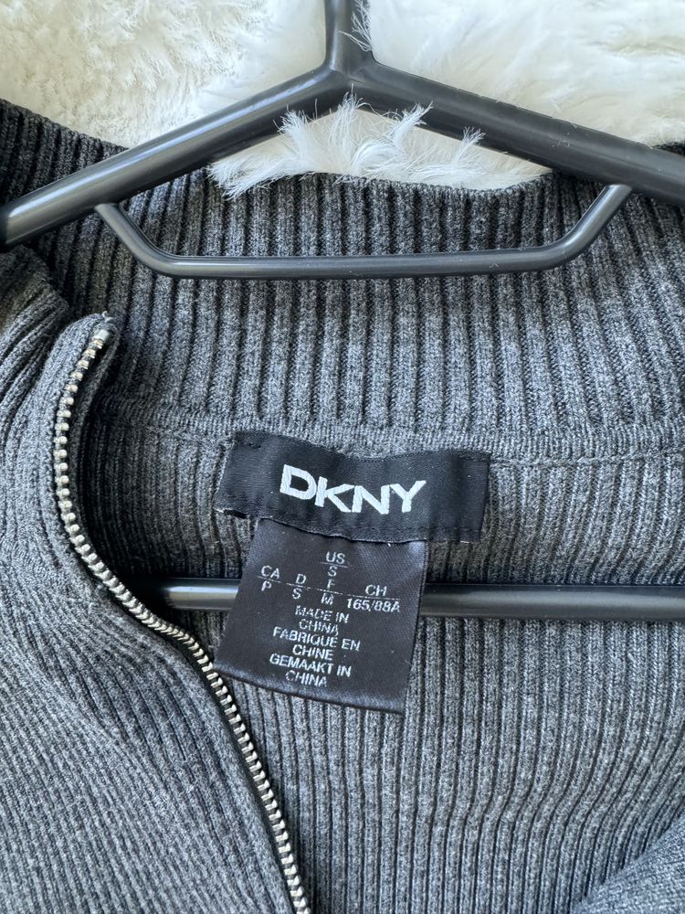 Golf sweter DKNY rozpinany pod szyją szary