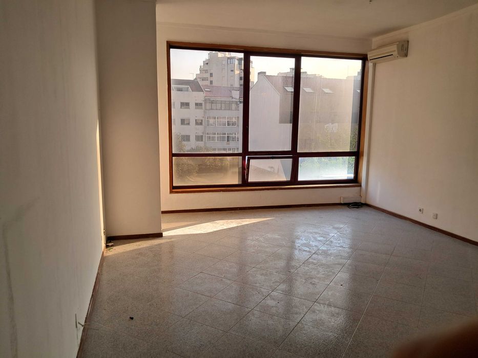 Sala/escritório com wc em Mafamude, V.N.Gaia, junto ao El Corte Inglês