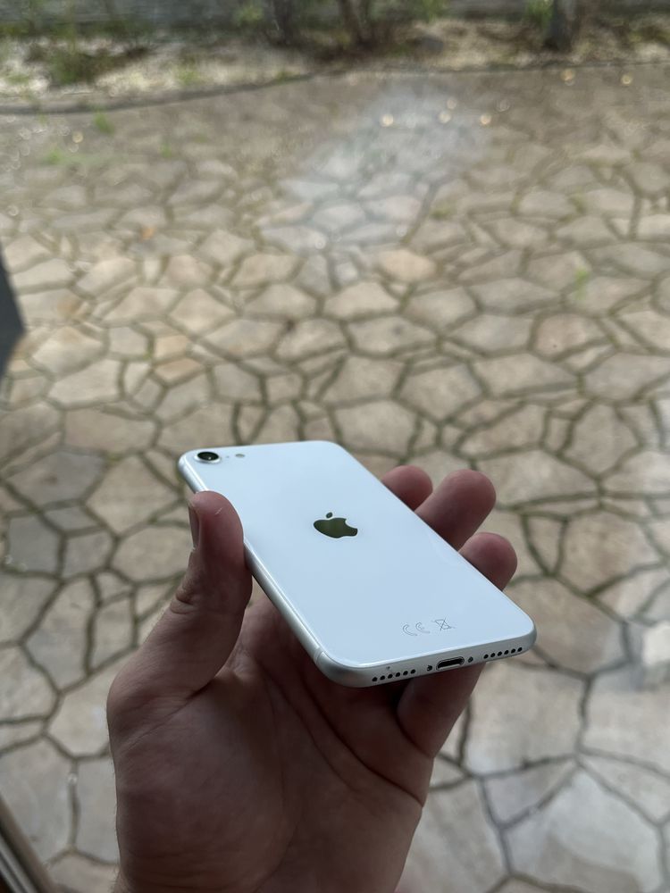 *JAK NOWY* Iphone SE 2020 64gb + etui i portfel na karty GRATIS