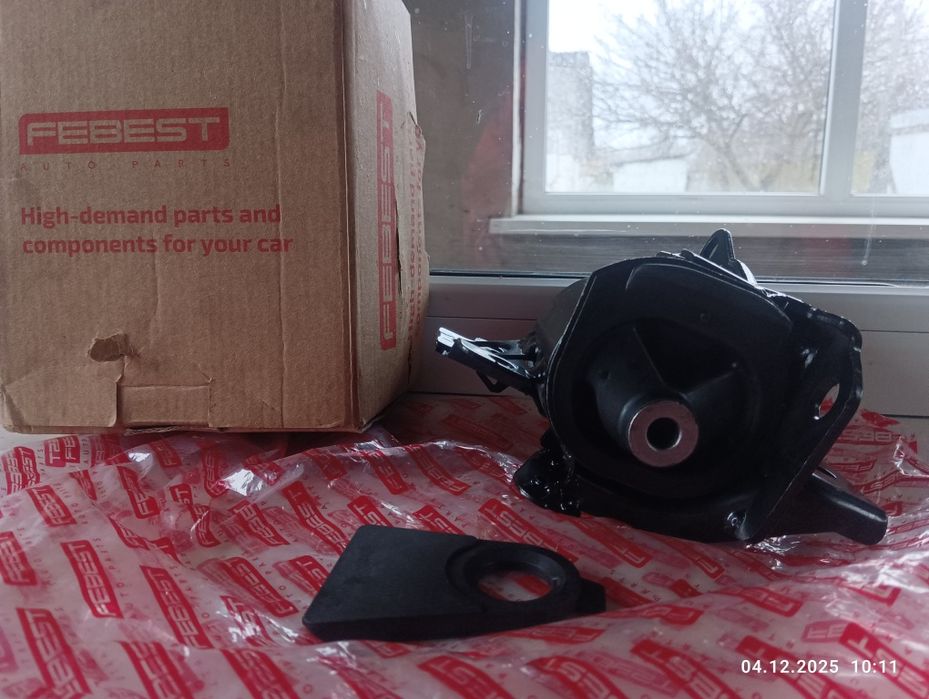 Подушка двигуна ліва Тойота Авенсіс т25 1.8