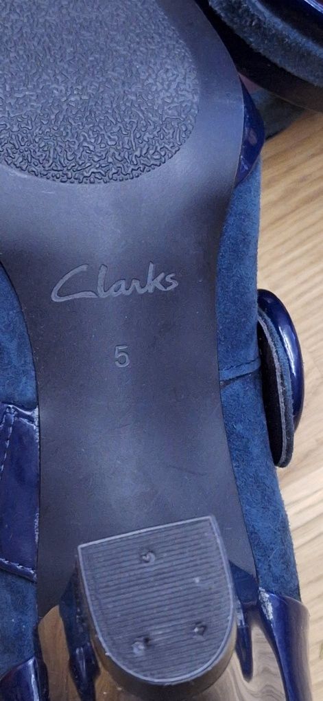 Buty na obcasie Clarks