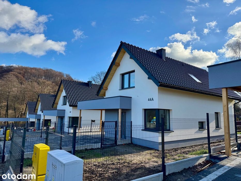 Nowoczesny dom w Tenczynku _  zadaszona wiata garażowa