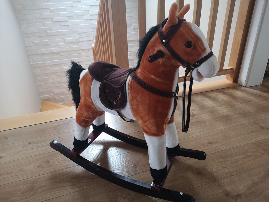 Koń na biegunach, gra i rży