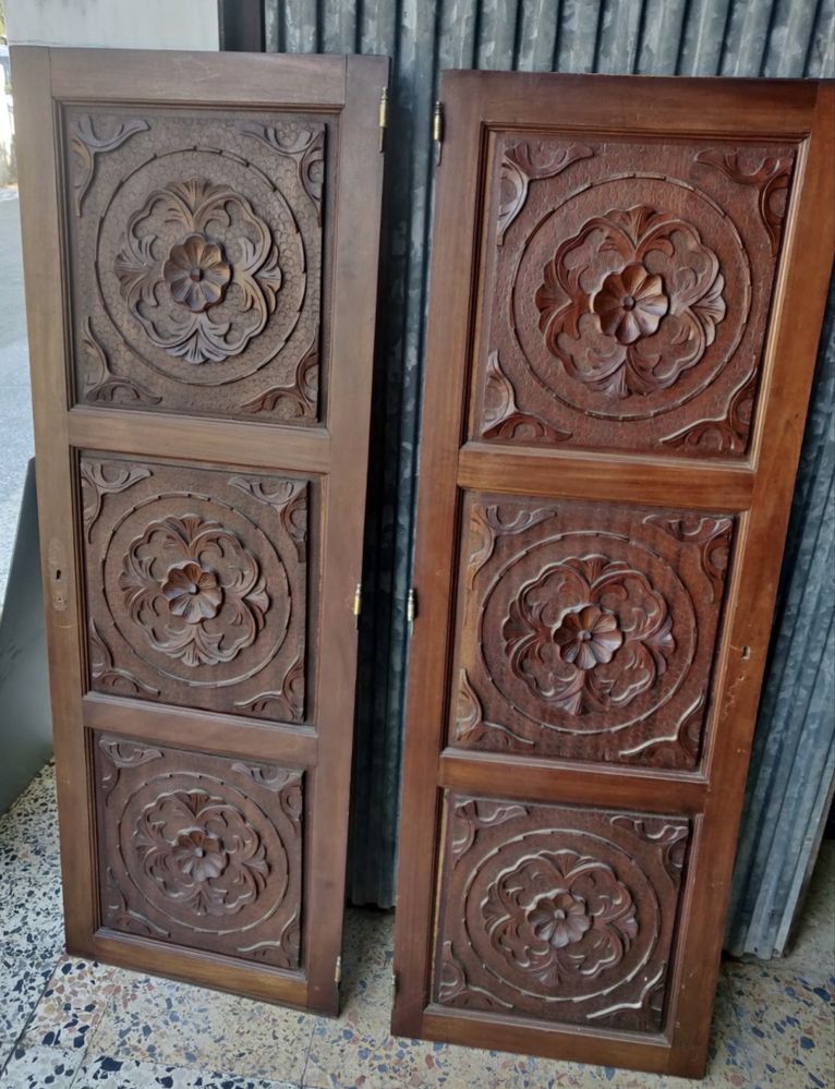 Antigas portas de madeira para decoracāo