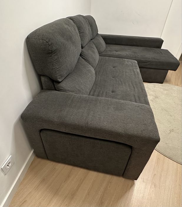 Sofá com chaise longue direita e puff