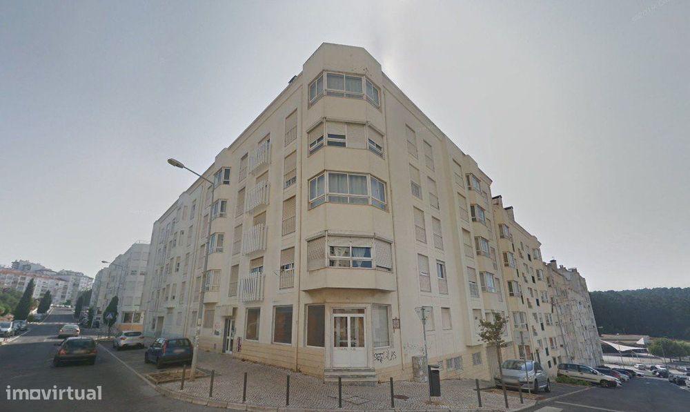 Apartamento T2 em Avenida Padre Alberto Neto Nº 17 Rio de Mouro...