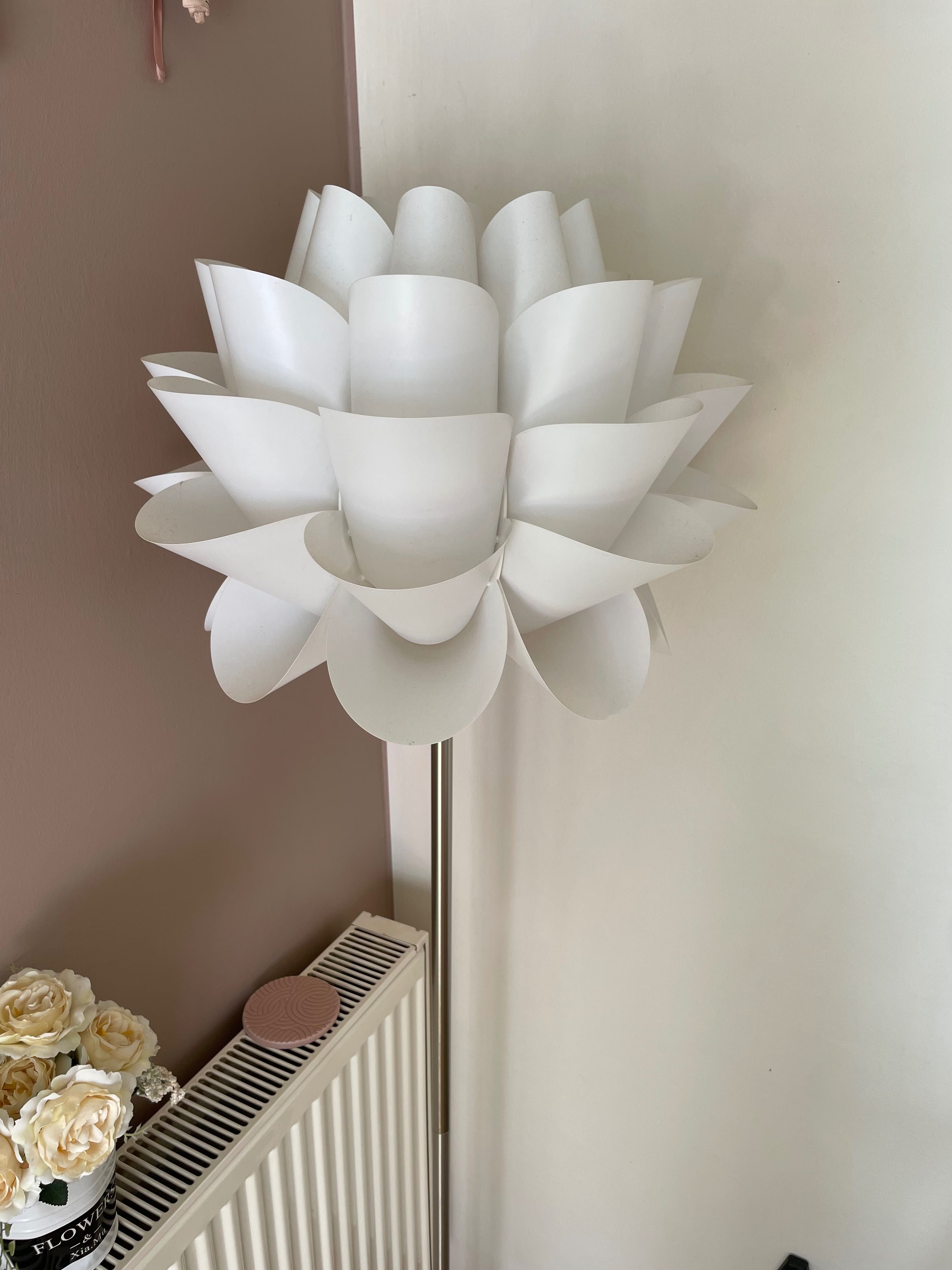 Lampa stojąca biała