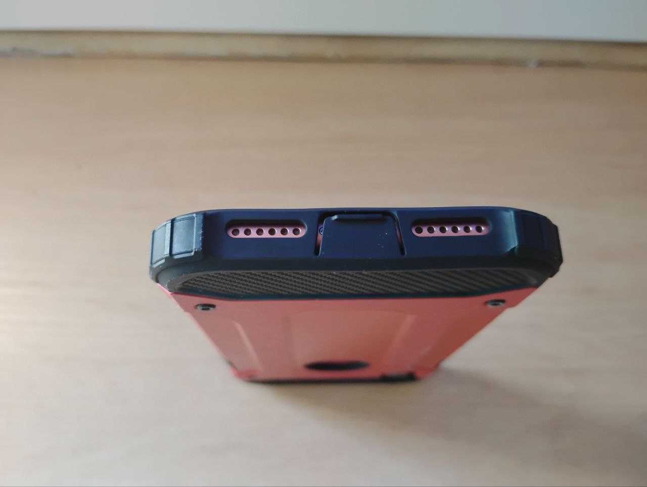 Czerwony iPhone XR z czerwonym etui (zablokowany)