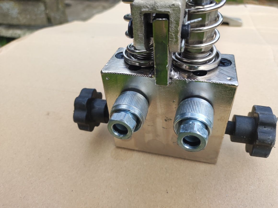 Pompa hydrauliczna ręczna dwutlokowa