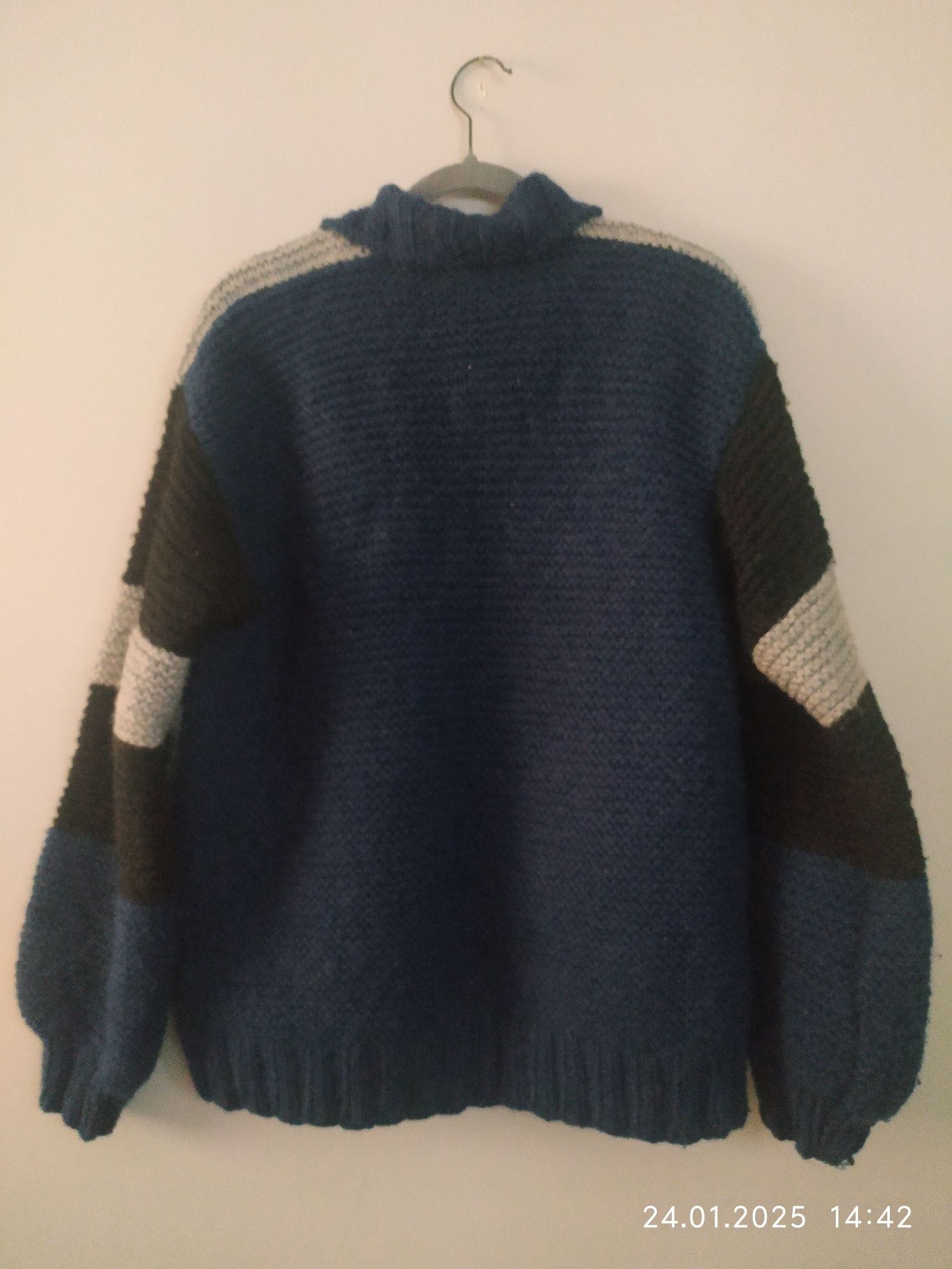 Gruby swetr robiony na drutach M/L
