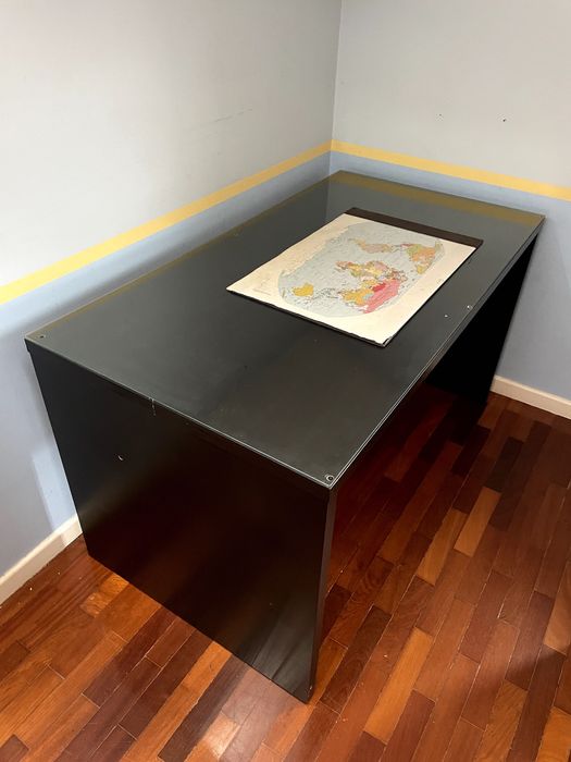 VENDO secretaria preta com vidro em cima.