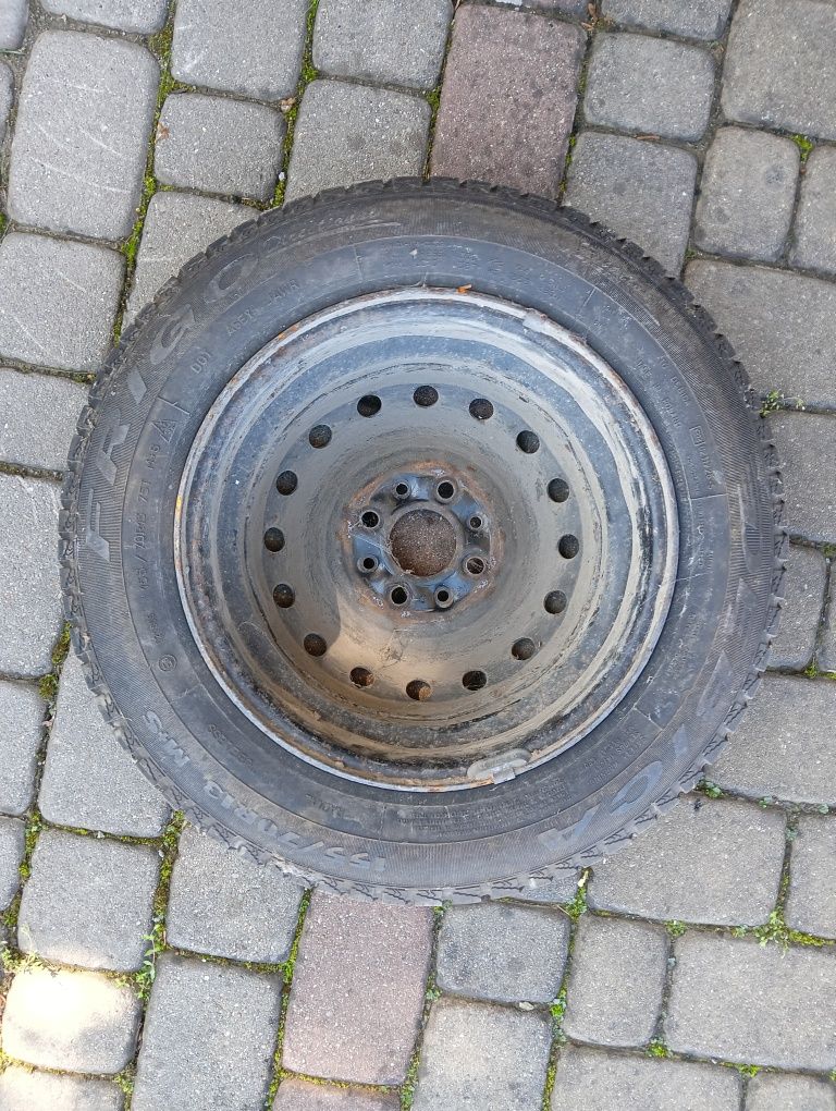 Opona z felgą w stanie dobrym