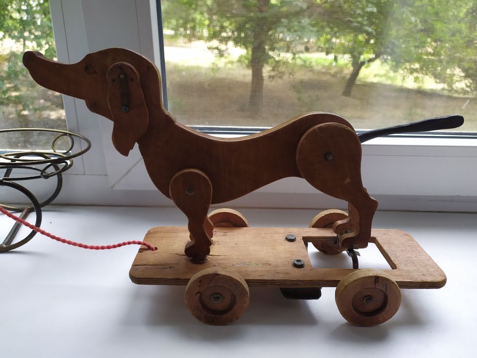 Деревянная винтажная игрушка, собака на колёсах .