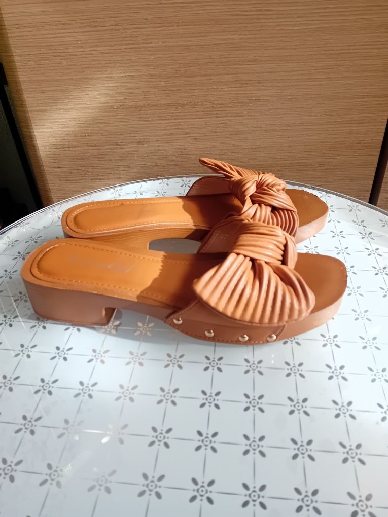 Lekkie klapki jak drewniaki r.39