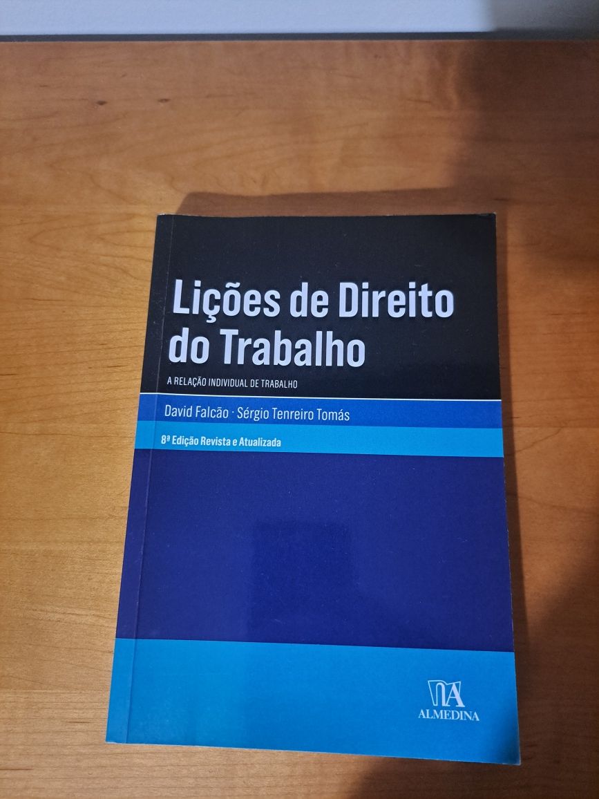 Livros de direito e dicionário de espanhol