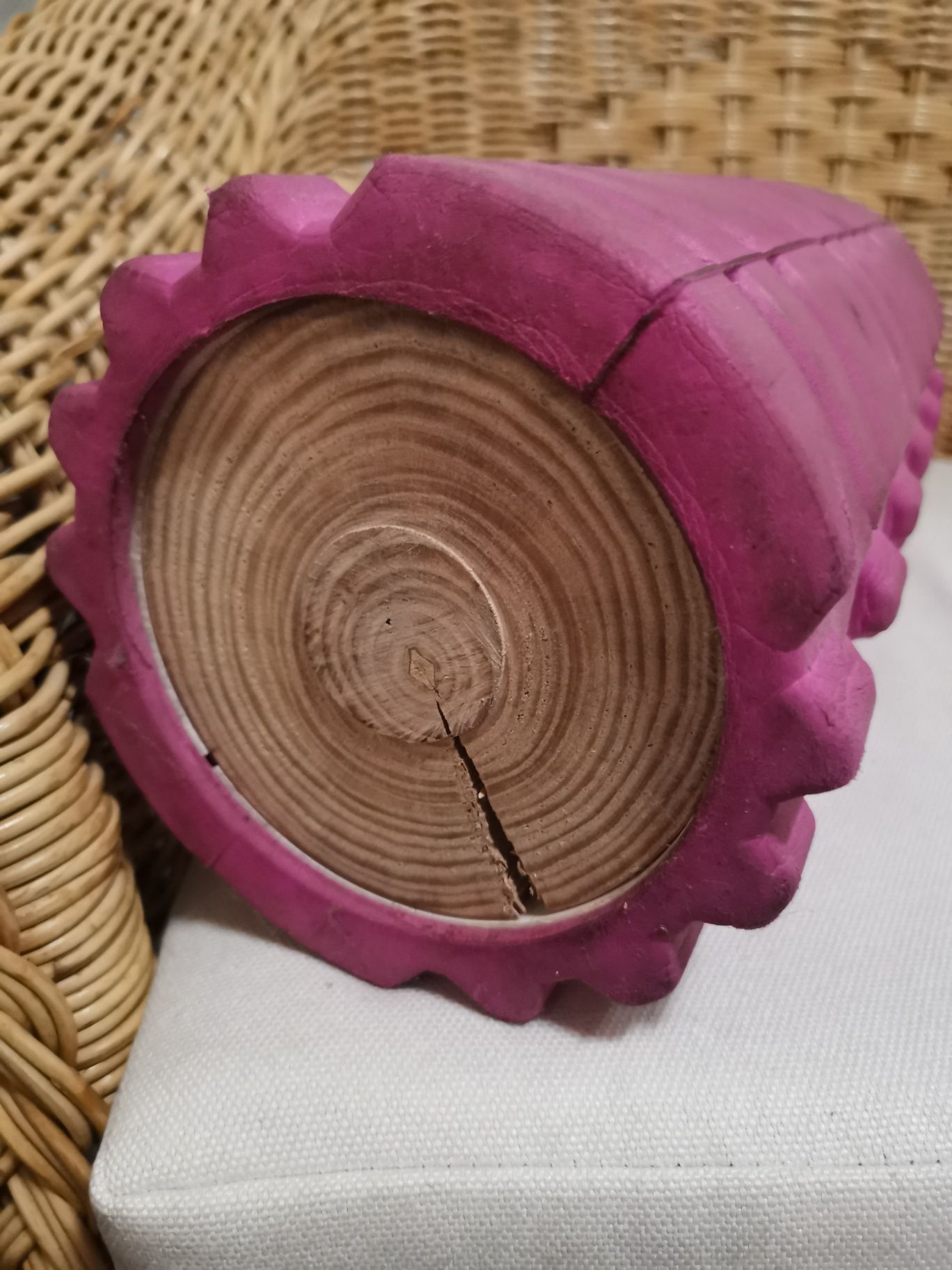 Wałek do rolowania wypełniony kawałkiem drewna