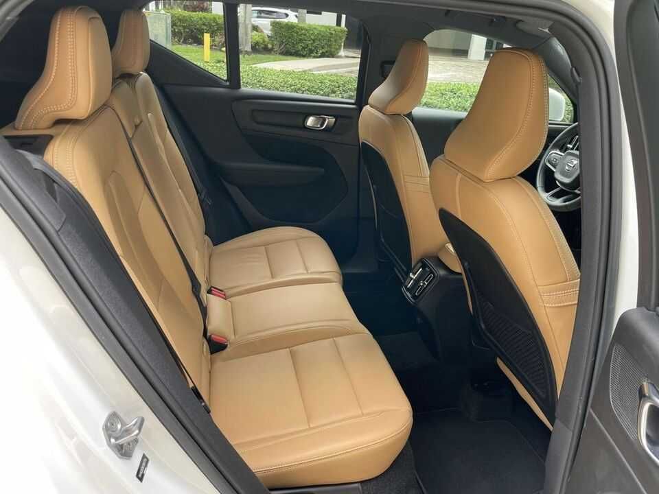 2019 Volvo XC40 T5 Momentum Sport Utility 4D