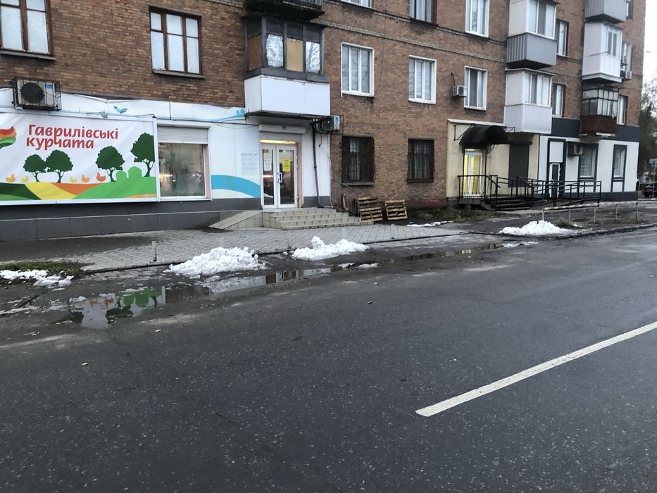 Продам приміщення по червоній лінії на першій дільниці