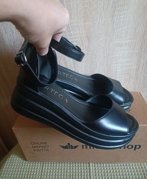 Нові шкіряні босоніжки 37р.