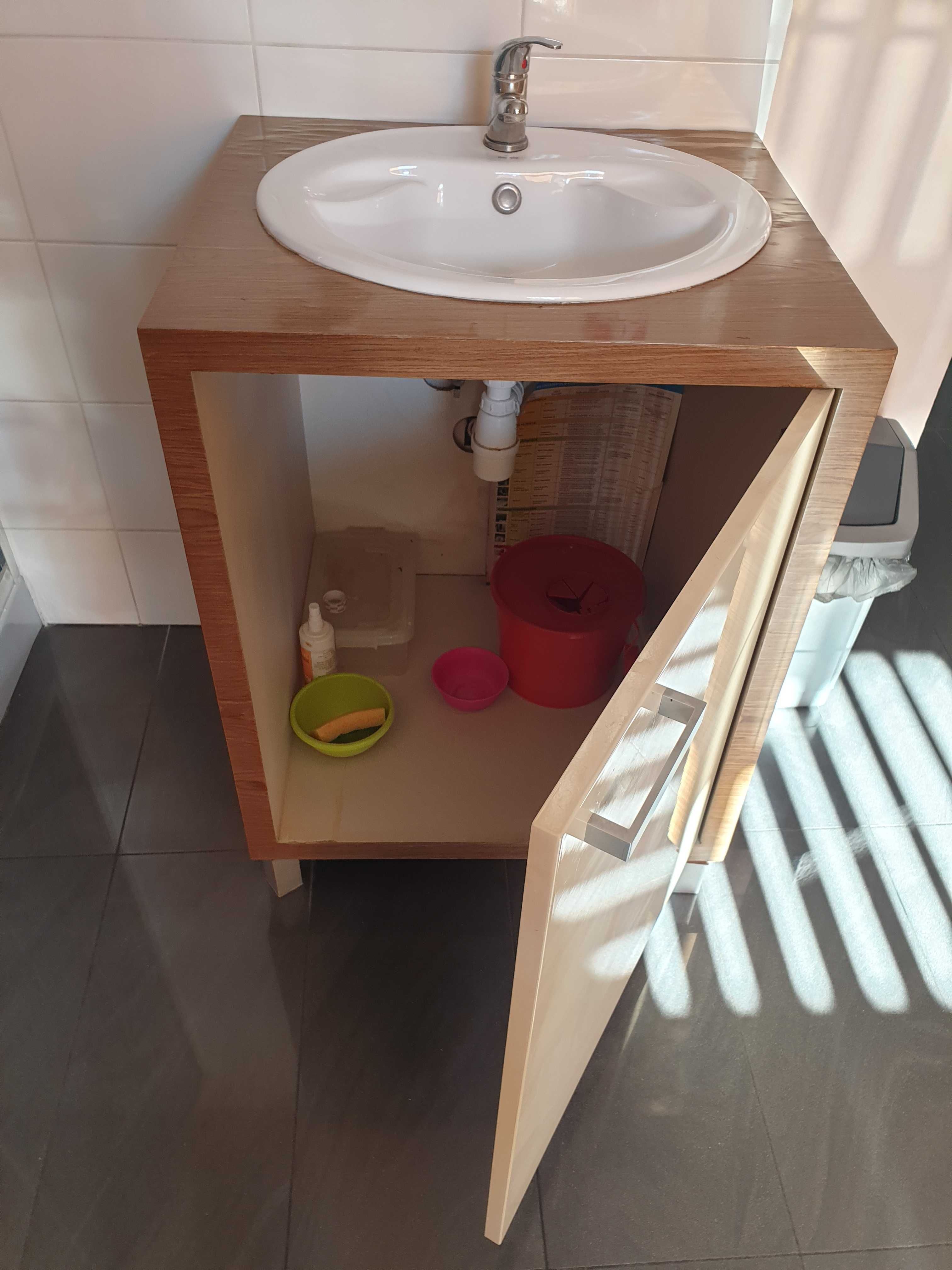 Szafka z umywalką i baterią do salonu kosmetycznego