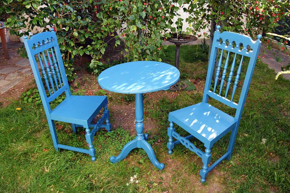 Mesa e Cadeiras Azuis de Jardim