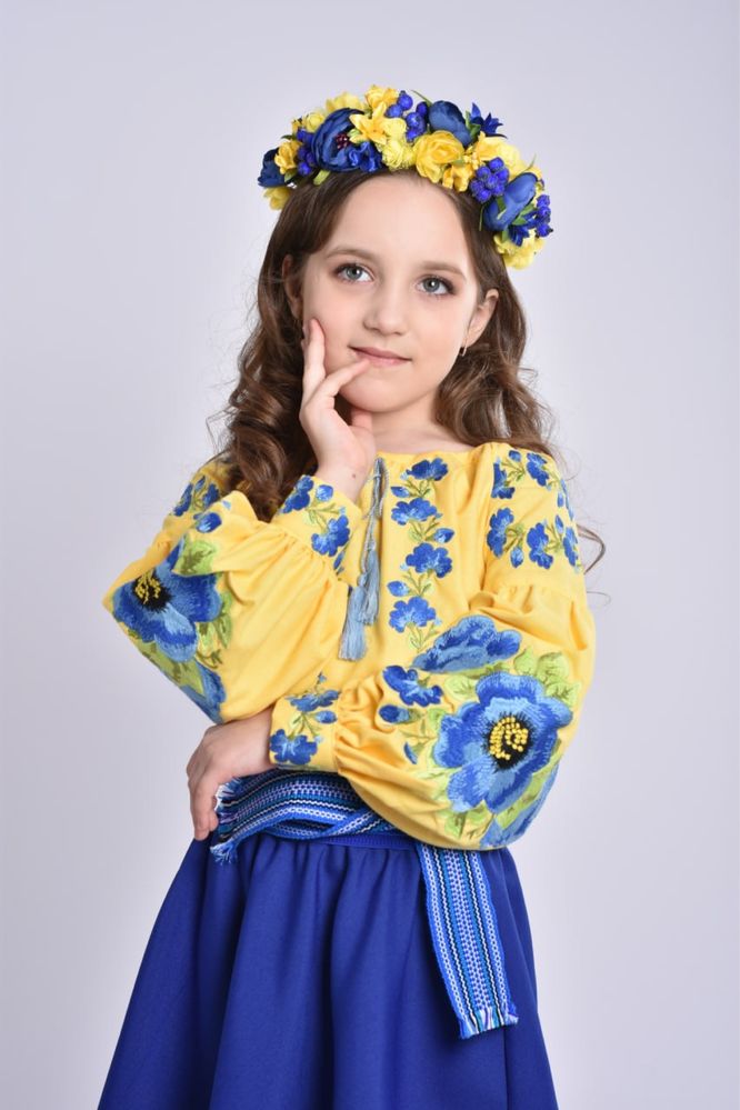 Жовта вишиванка з синьою вишивкою для дівчинки