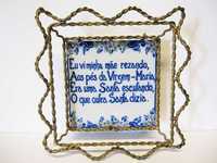 antigo azulejo em faiança pintado à mão "Vi minha minha mãe rezando...
