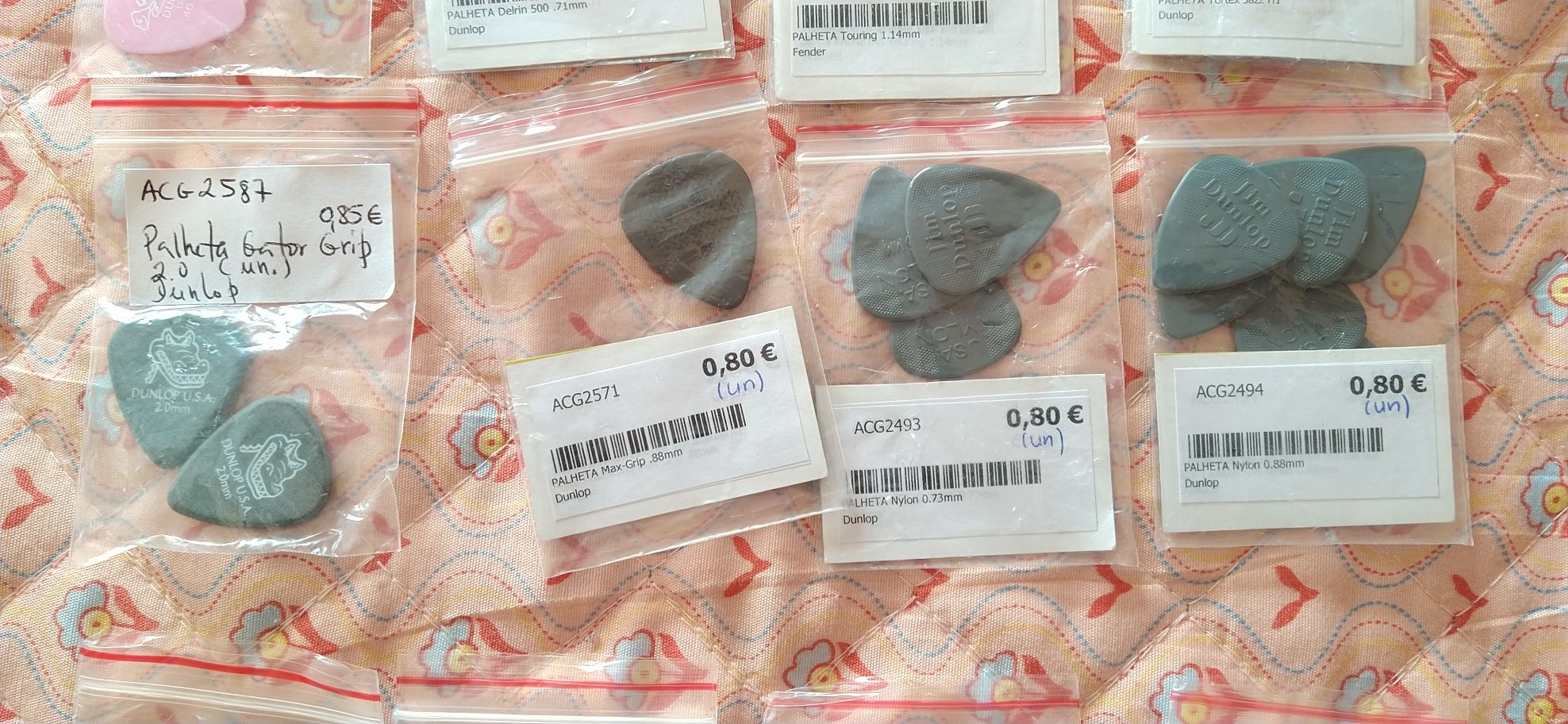 3 palhetas novas à escolha a 1€