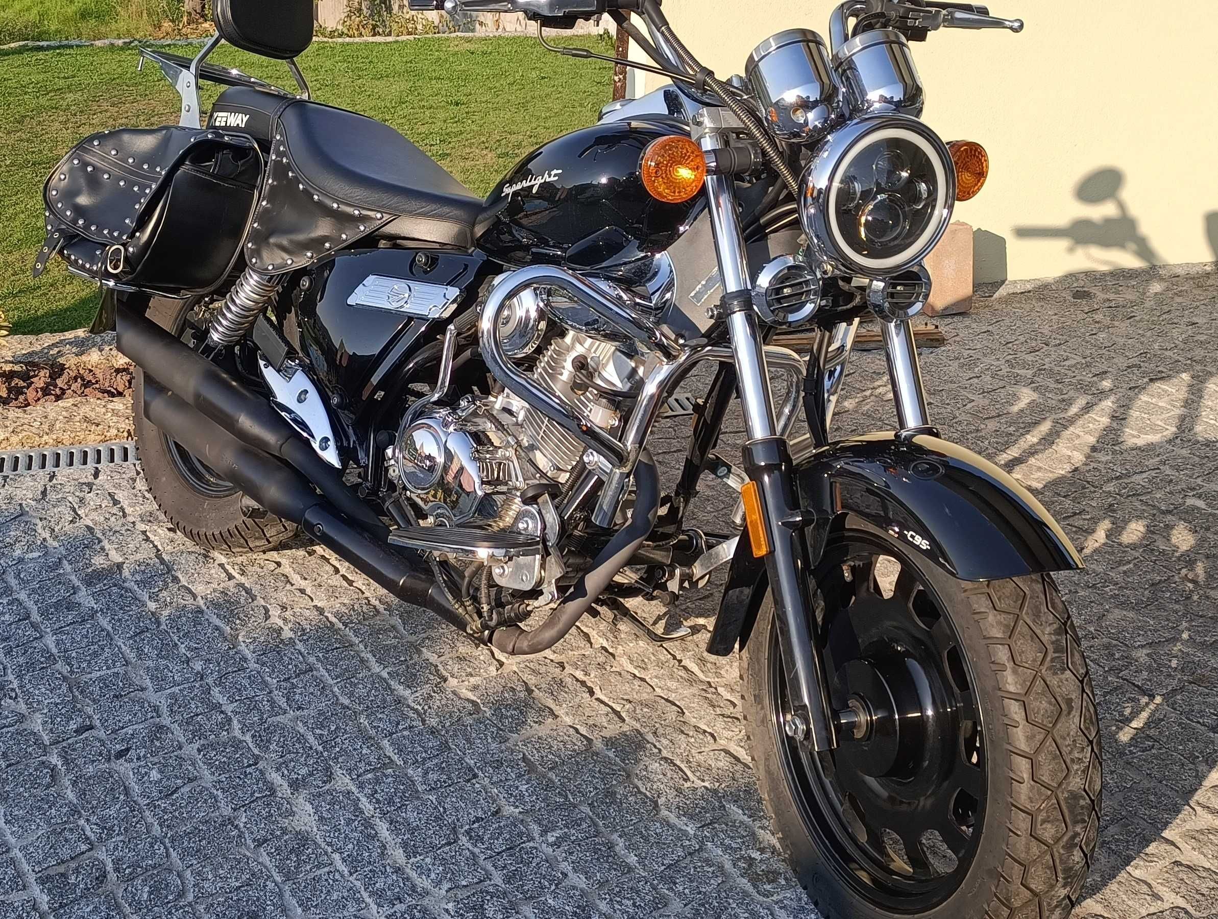 Vendo mota Keeway SuperLight 125cc em excelente estado de conservação
