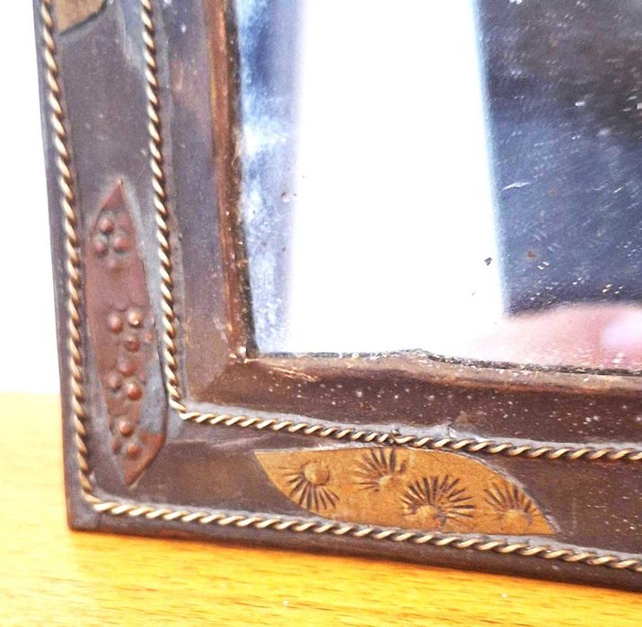 Espelho decorativo antigo com moldura em metal