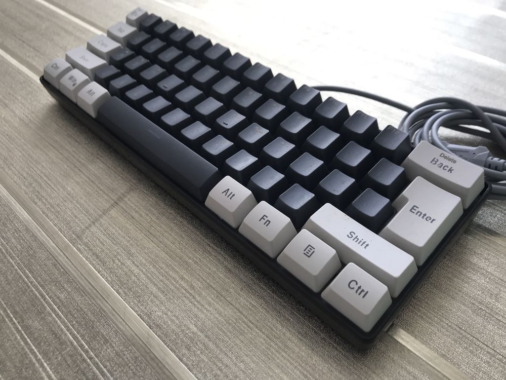 Teclado Gaming, Mini, Mecânico. Com widjets brancas e cinzentas.