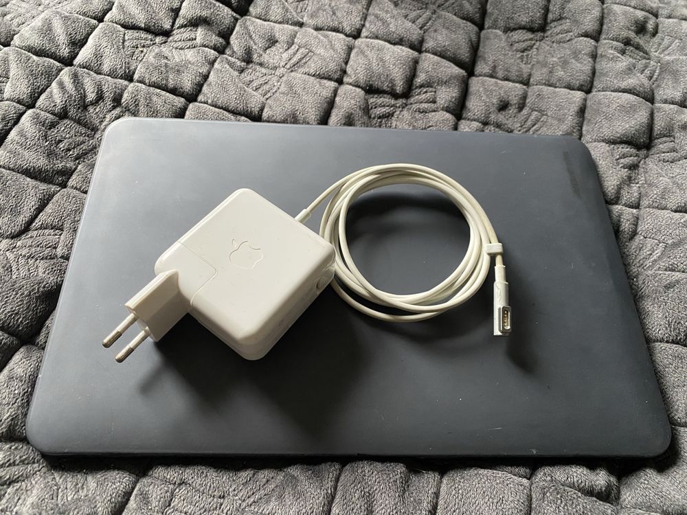 Продам macbook air 11 2010 год