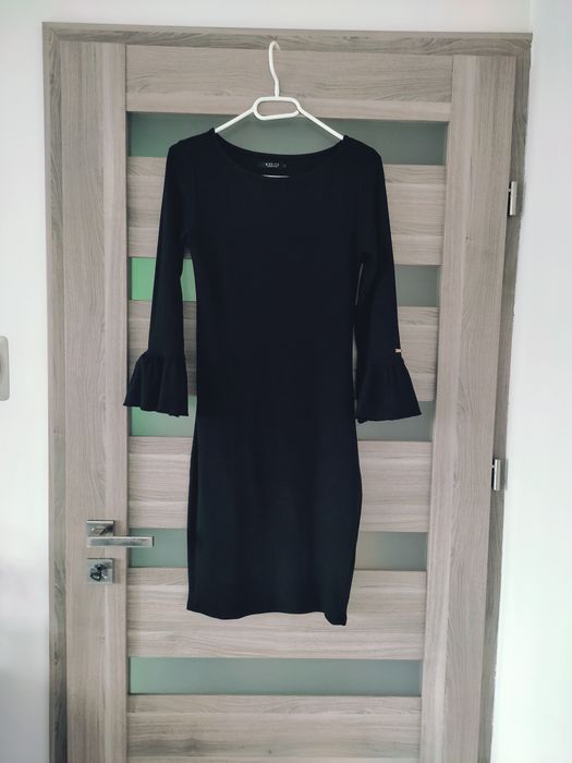 Czarna sukienka z bawełnianej dzianiny o prążkowanej strukturze mohito