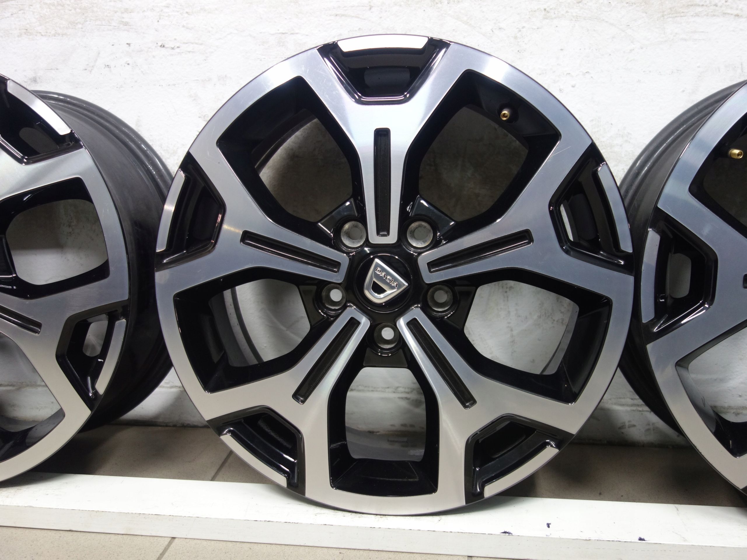 17 5x114,3 Felgi Aluminiowe Oryginalne Dacia Duster extra stan