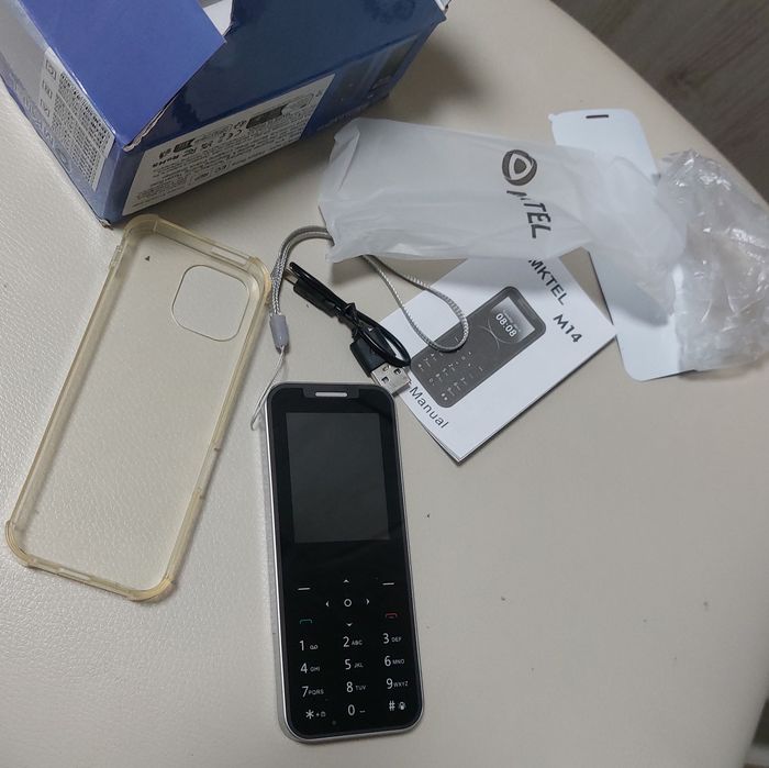 Кнопковий мобільний телефон на 4 SIM карти 15 Pro стільниковий телефон