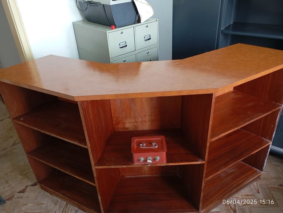 Balcão com quatro partes, uma para passagem, com tampo de abrir.