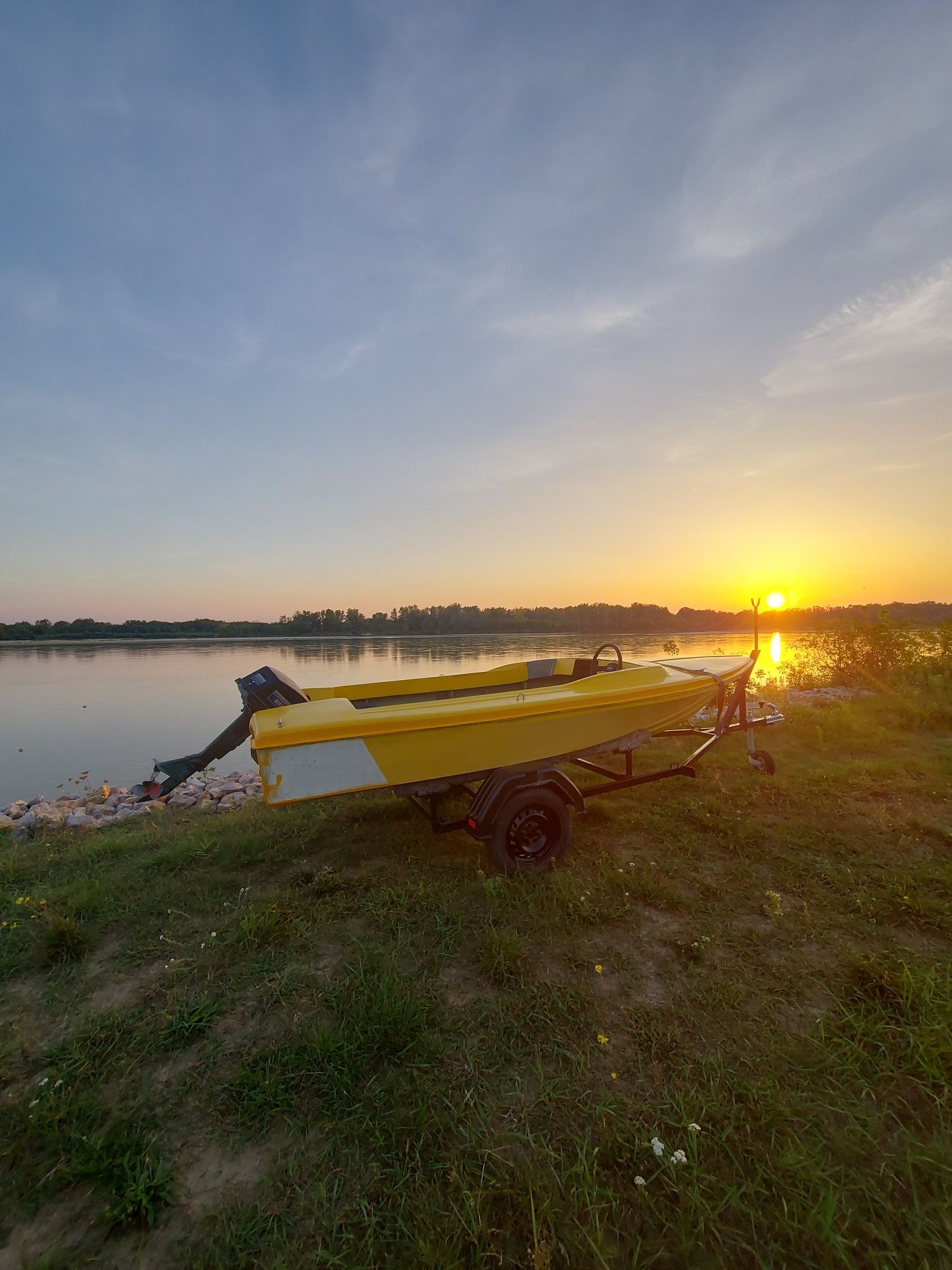 Łódź łódka motorówka na ryby rekreacyjna