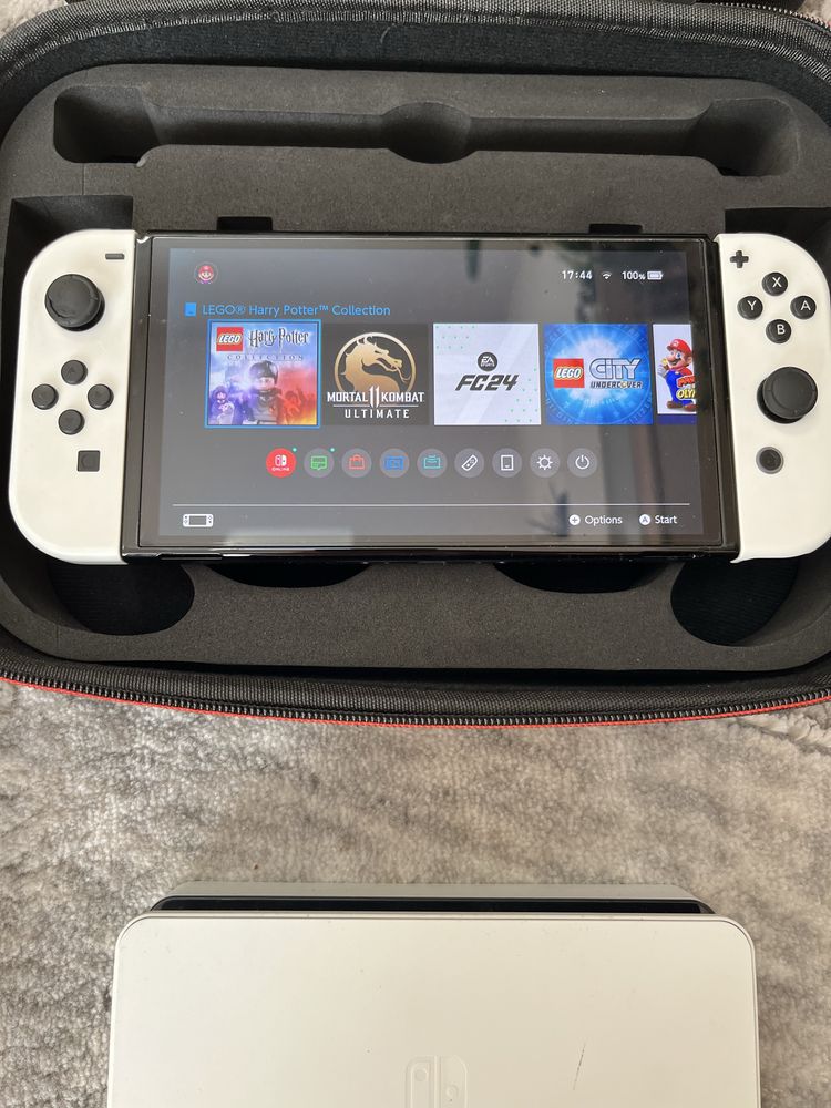 Nintendo switch OLED 192 GB , dwie stscje dokujące , etui