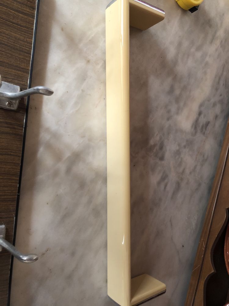 Cabides e suportes de toalhas diferentes