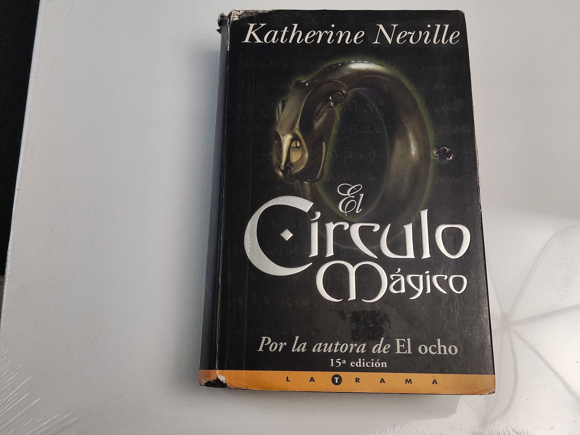 Powieść ''El circulo mágico'' autorki Katherine Neville.