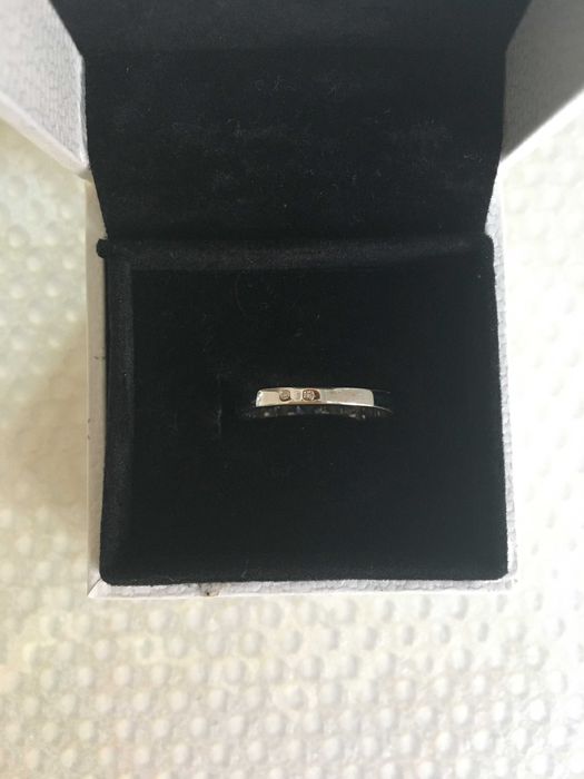 Anel em ouro  18 Quilates com 6 diamantes.