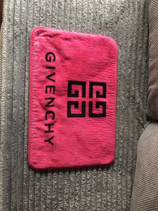 Givenchy dywanik wycieraczka różowa toaleta kuchnia wc