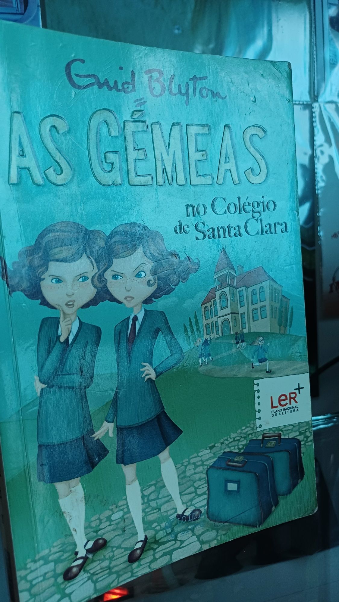 As gêmeas no colégio de santa clara