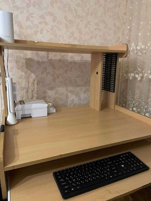 Стіл офісний в гарному стані