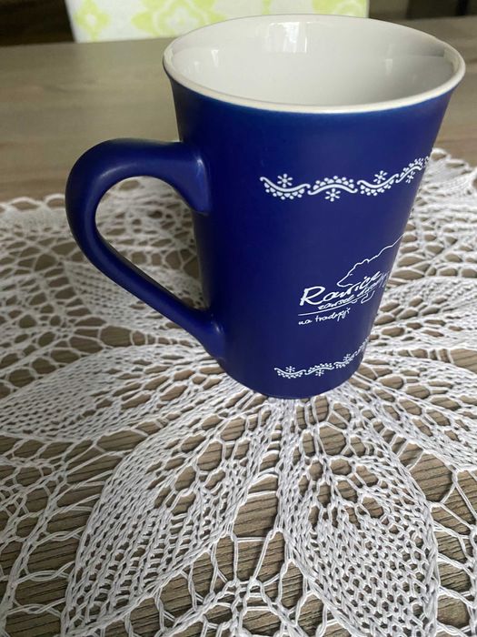 Kubek ceramiczny do kawy herbaty granatowy pamiątkowy Rawicz