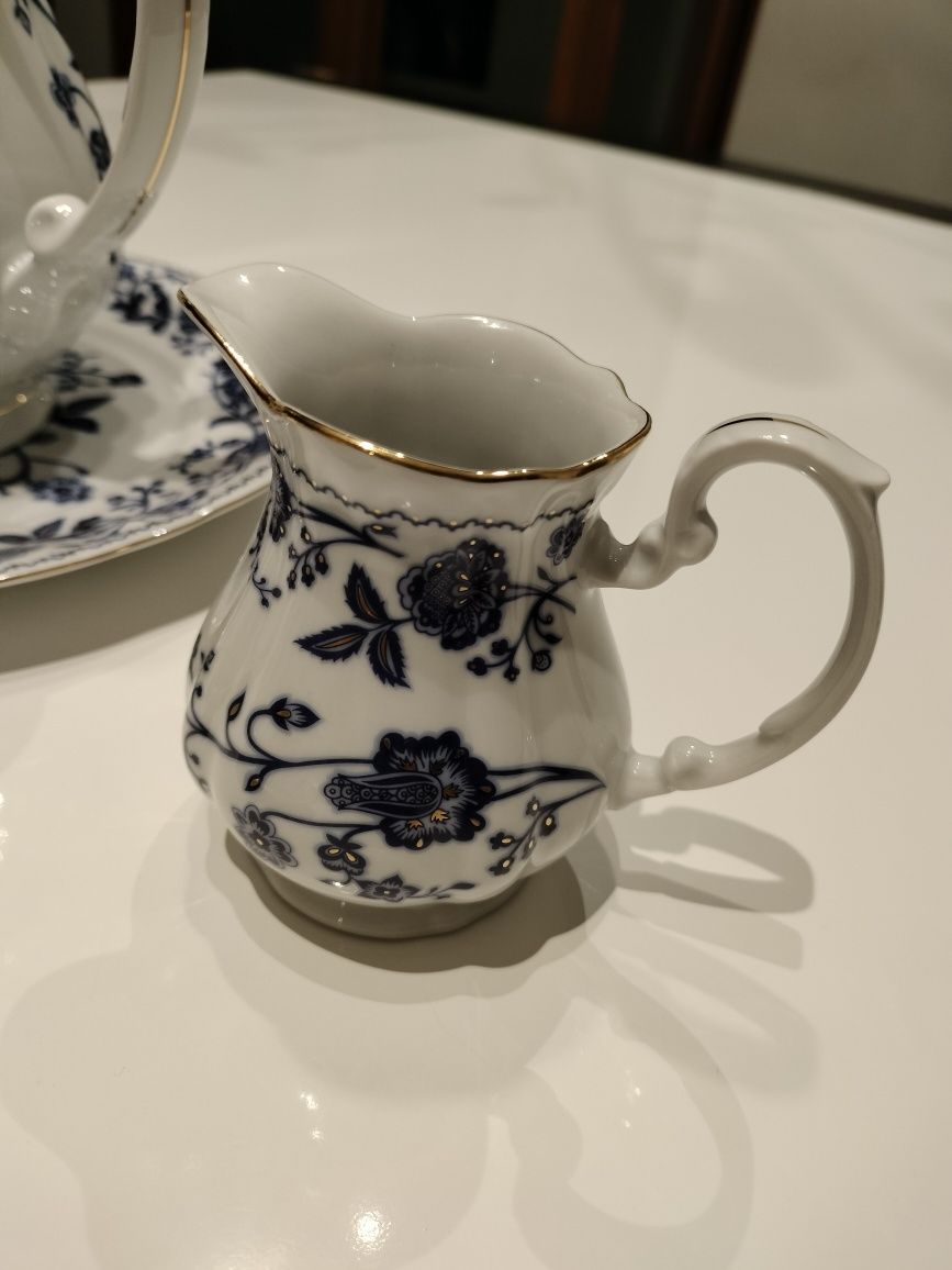 Conjunto de chá. Porcelana LG Limoges decorada a mão