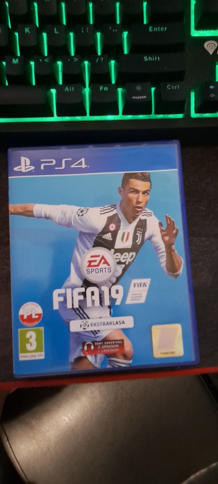 Sprzedam Fifę 19 na PS 4/ PS 4 pro  używaną z obsługą gry zdalnej