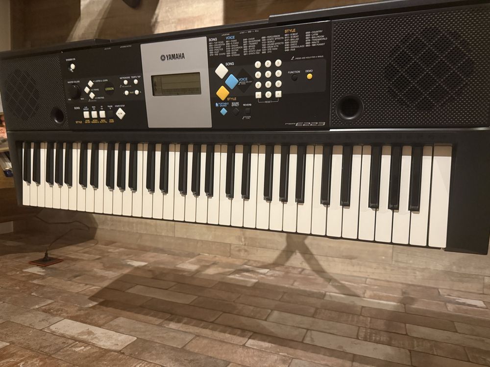 Teclado - YAMAHA PSR E223