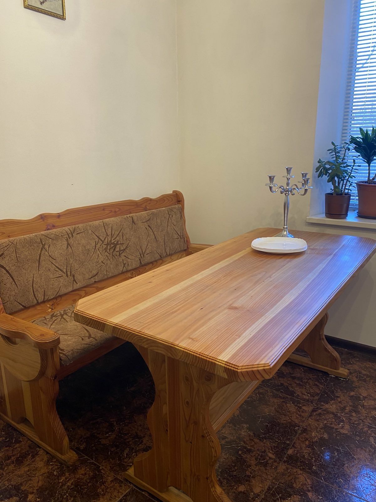 Дерев'яний стіл з лавками.