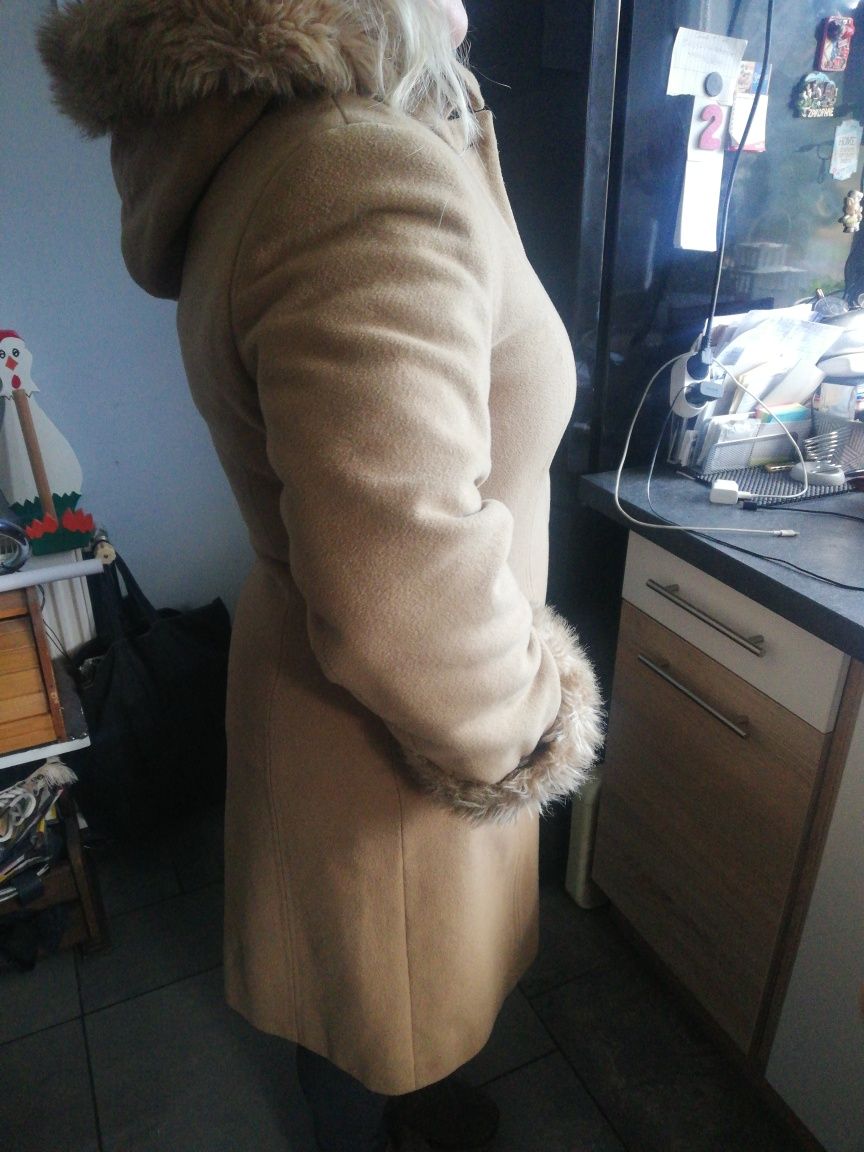 Płaszcz kurtka rozmiar 40 z futerkiem